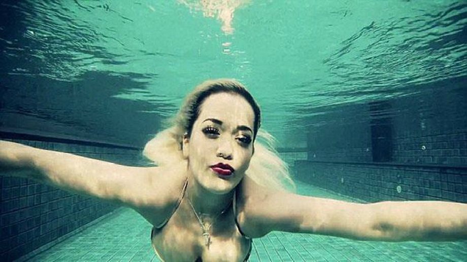 Η Rita Ora κάνει πολυτελείς διακοπές και φωτογραφίζεται υποβρύχια στην πισίνα