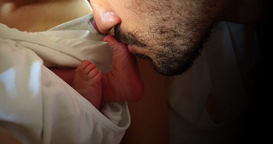Ο πολύ γνωστός Έλληνας έγινε πρώτη φορά μπαμπάς και το ανακοίνωσε με αυτήν την τρυφερή φωτογραφία στο Instagram