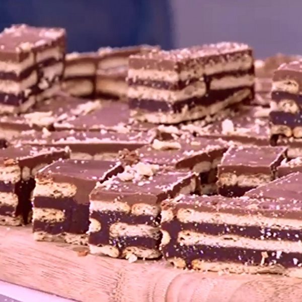 Γκοφρέτες με σοκολάτα από τον Άκη Πετρετζίκη (video)