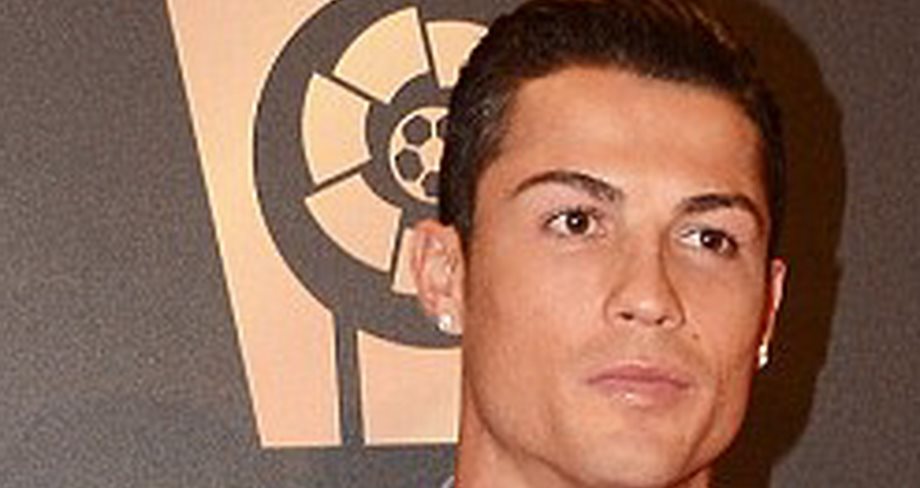 Ronaldo: Δείτε τον να παριστάνει τον άστεγο για να κάνει έκπληξη σε μικρό fan της Real