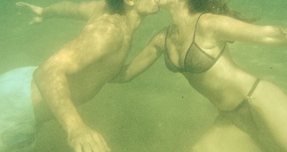 Είναι τόσο ερωτευμένοι που φιλιούνται ακόμη και κάτω από τη θάλασσα!