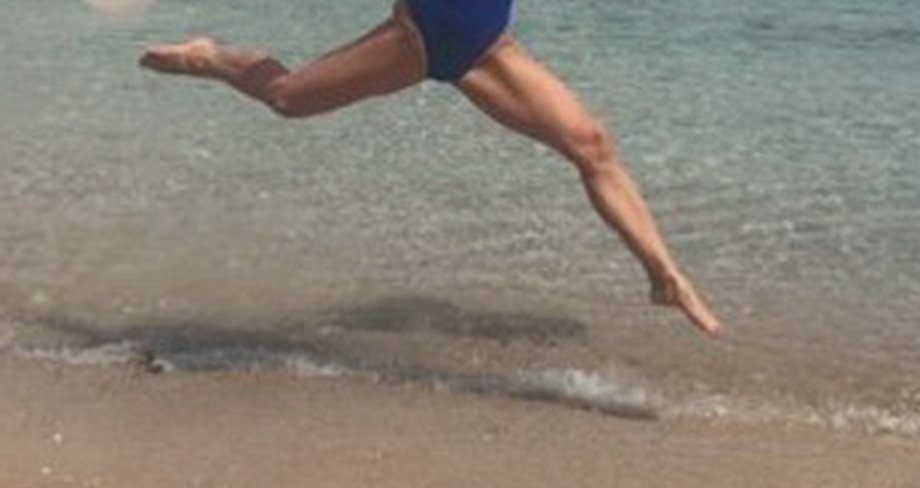 Η Ελληνίδα μανούλα της showbiz κέντρισε τα βλέμματα στην παραλία