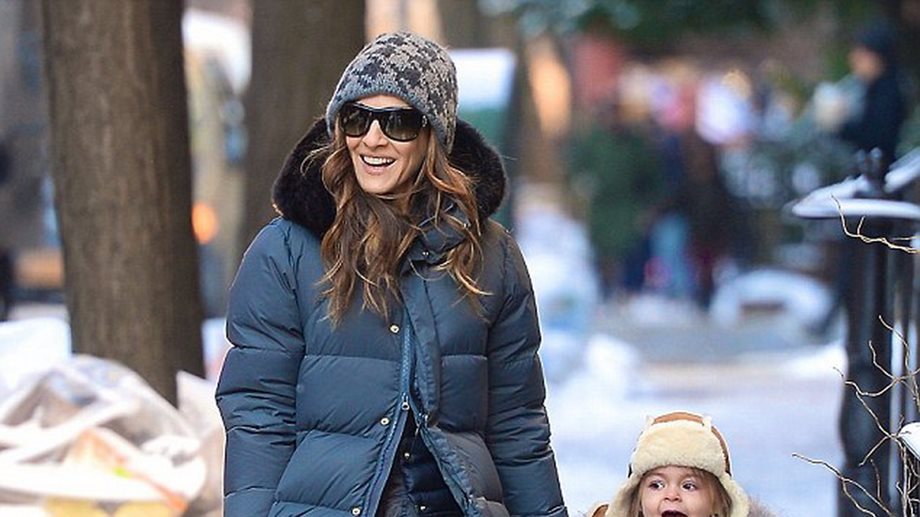 Sarah Jessica Parker: Βόλτα στην Νέα Υόρκη με τις κόρες της με το ίδιο outfit!