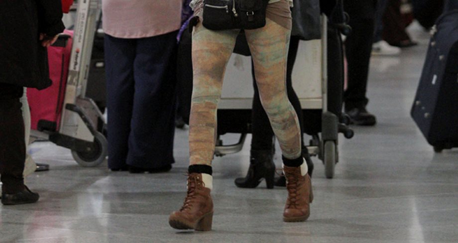 Δεν θα πιστεύετε ποια ηθοποιός έκανε εμφάνιση με αυτό το κολάν στο αεροδρόμιο!