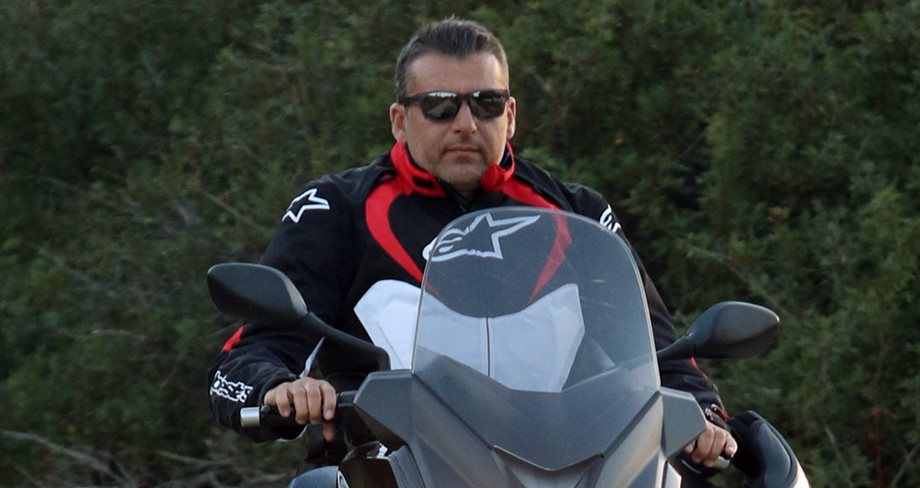Γιώργος Λιάγκας: Βόλτα με την μοτοσικλέτα του στο Καβούρι