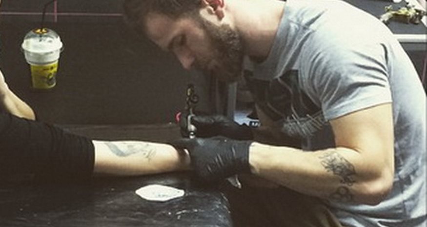 Η Ελληνίδα celebrity έγινε μανούλα και χτυπάει &quot;τατουάζ&quot; το αποτύπωμα του γιου της