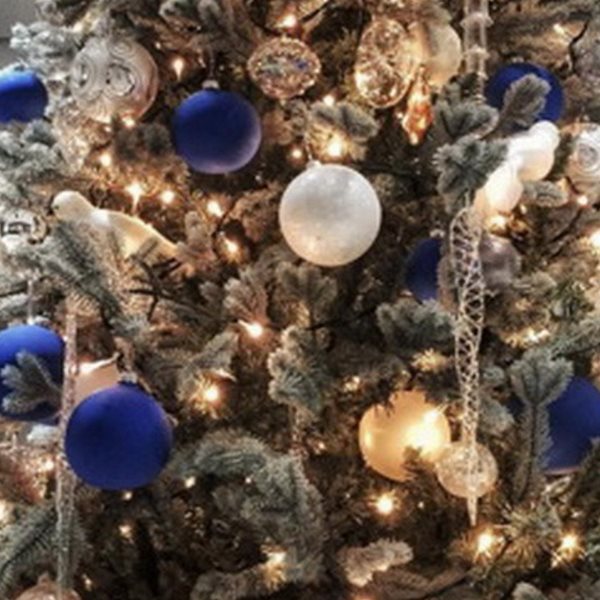Ο Έλληνας παρουσιαστής στόλισε το πιο εντυπωσιακό χριστουγεννιάτικο δέντρο!