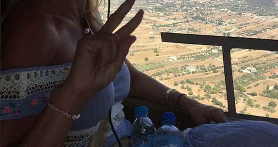 Η πασίγνωστη Ελληνίδα ηθοποιός απολαμβάνει τις διακοπές με μέσο μετακίνησης, ελικόπτερο!