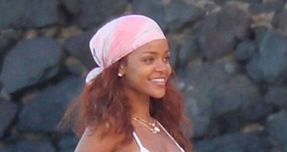 Rihanna: Απολαμβάνει τις διακοπές της και ποζάρει με μαγιό