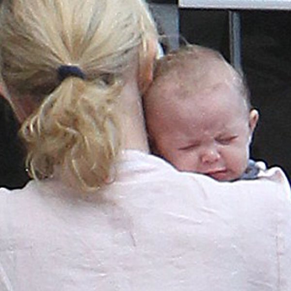 Το μωράκι απολαμβάνει την στοργική αγκαλιά της πασίγνωστης ηθοποιού μαμάς του!