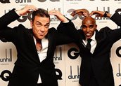 Ο Robbie Williams με τον χρυσό ολυμπιονίκη  Mo Farah κάνουν τη γνωστή κίνηση 