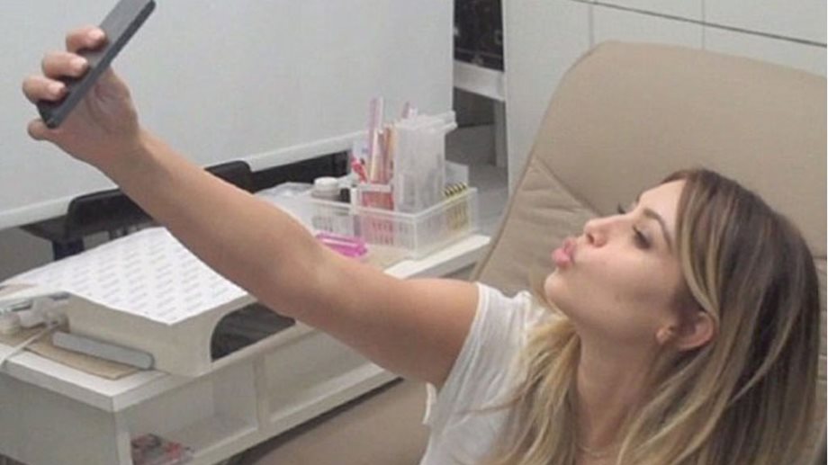 Kim Kardashian: Δίνει τα tips για την τέλεια selfie photo, χωρίς προγούλια & σκιές. Τί απαγορεύεται να κάνετε; 