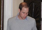 Ο σκυθρωπός πρίγκηπας William, εξέρχεται από το νοσοκομείο στις 20:15 το βράδυ και κατευθύνθηκε στο Kensinghton Palace.