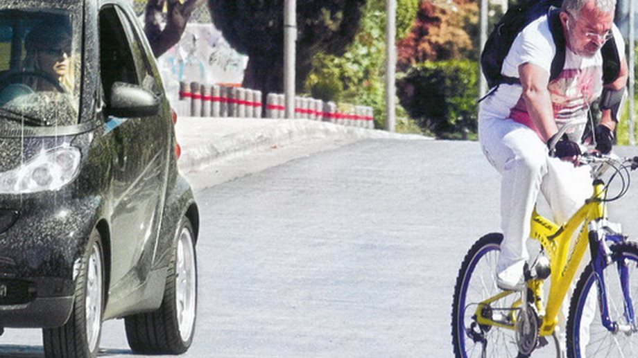 Πέγκυ Ζήνα - Γιώργος Λύρας: Εμπρός εκείνος με το ποδήλατο, πίσω εκείνη με το αυτοκίνητο