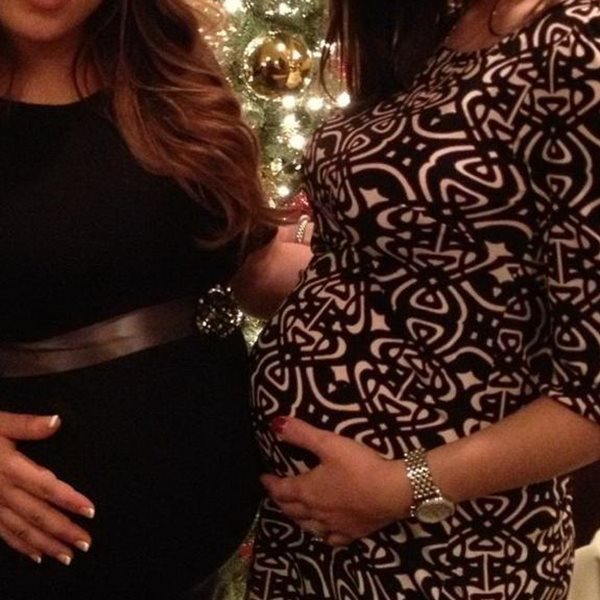 Σύντομα διπλά γεννητούρια! Ποιες εγκυμονούσες φίλες φωτογραφήθηκαν μπροστά στο Χριστουγεννιάτικο δέντρο;
