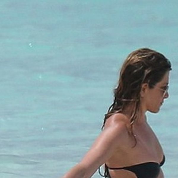 Jennifer Aniston: Mε φουσκωμένη κοιλίτσα στην παραλία! - Περιμένει παιδί;
