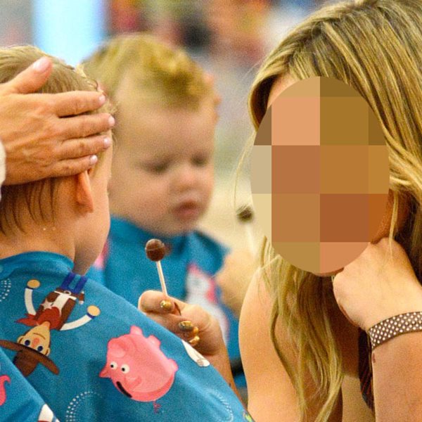 Celebrity μαμά προσπαθεί να κουρέψει το παιδί της και του τάζει γλειφιτζούρι