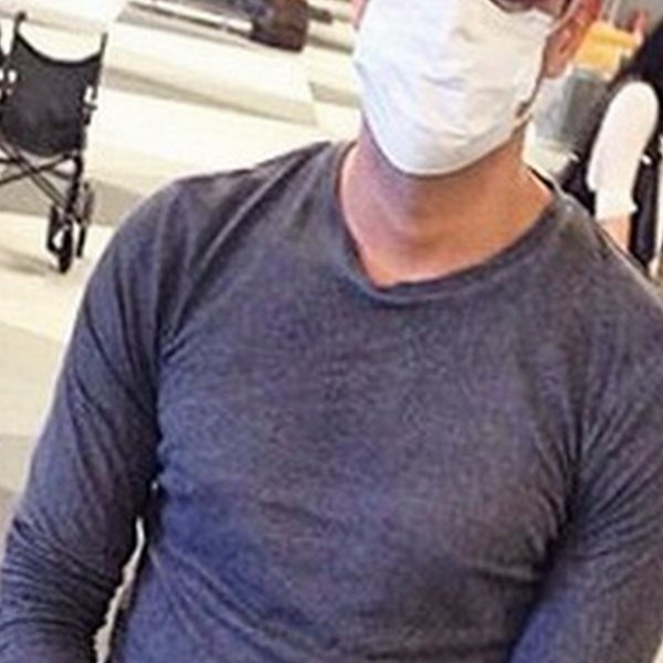 Ταξίδεψε εκτός Ελλάδας κι έβαλε μάσκα για να προστατευτεί από τον... ebola!