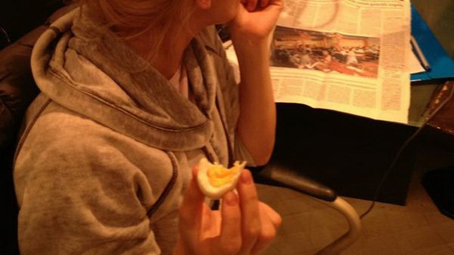 Ποια παρουσιάστρια τρώει... πρωί πρωί αυγά στο στούντιο που κάνει ραδιοφωνική εκπομπή; (Φωτογραφίες)