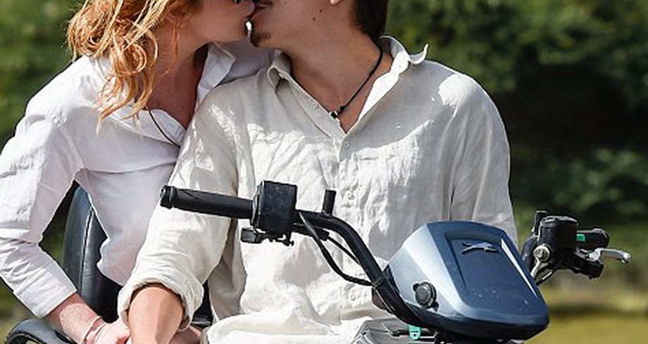 Η πασίγνωστη ηθοποιός σε καυτά φιλιά με τον σύντροφό της μετά τον αρραβώνα