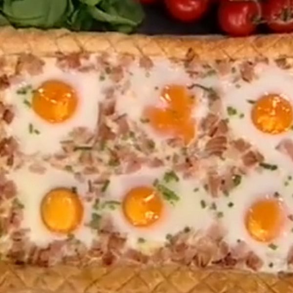 Αυγά με μπέικον και κασέρι σε τραγανή σφολιάτα από την Αργυρώ Μπαρμπαρίγου