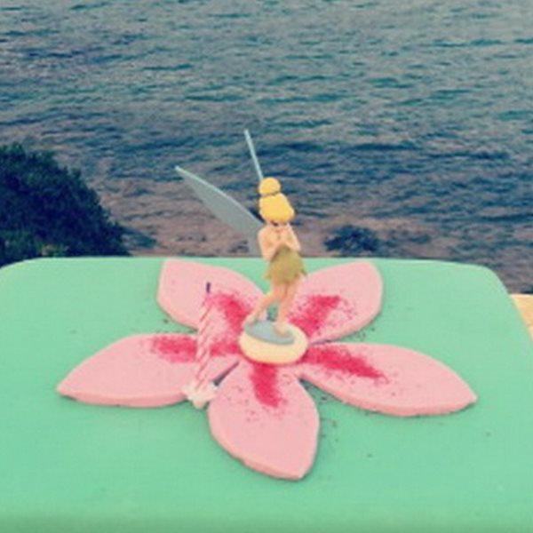 Η κούκλα μανούλα της ελληνικής showbiz γιορτάζει τα γενέθλιά της με τούρτα - έκπληξη δίπλα στη θάλασσα