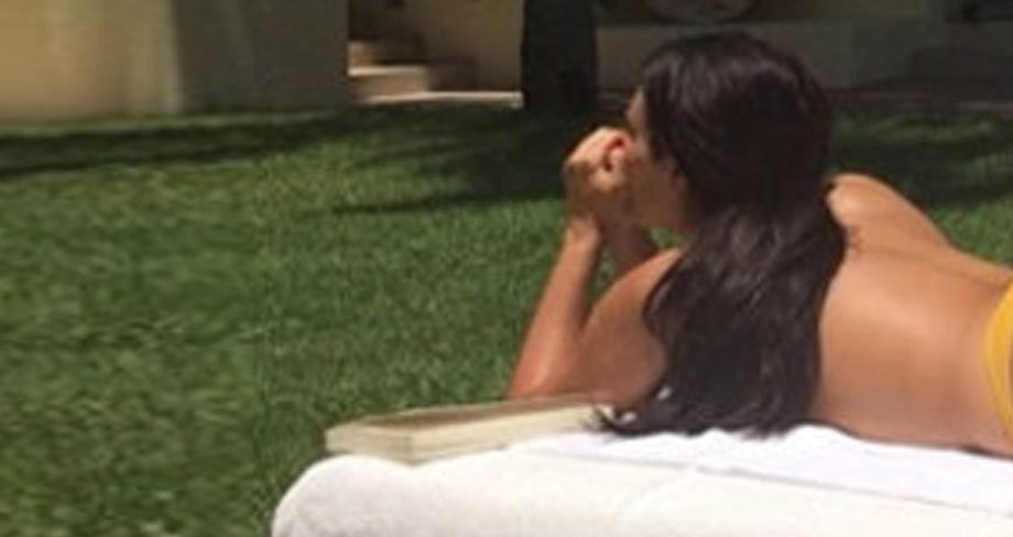 Kim Kardashian: Απολαμβάνει την ηλιοθεραπεία της topless