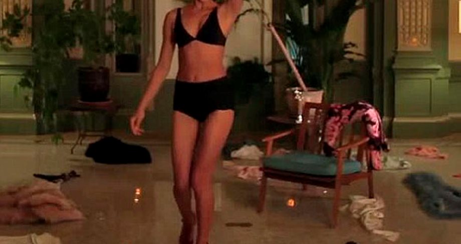 Irina Shayk: Δείτε την να κάνει sexy striptease