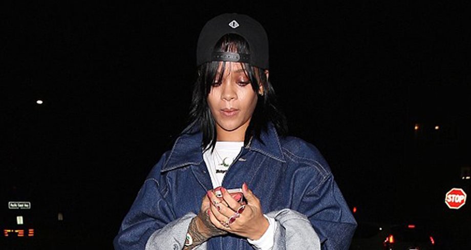 Rihanna: Πόσα μέτρα τζην υφάσματος χρειάστηκαν για να τυλιχτεί με αυτό το παλτό;