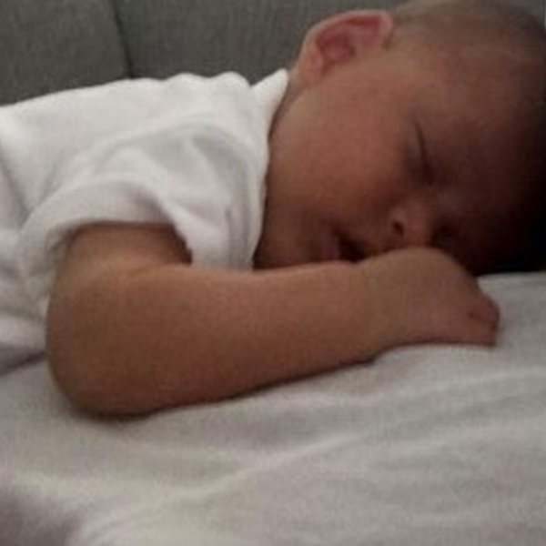 Έτσι έβαλε για ύπνο το νεογέννητο γιο του ο celebrity μπαμπάς!