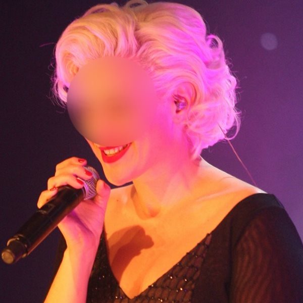 Ποια πολύ γνωστή τραγουδίστρια έχει πρότυπο την Marilyn Monroe; Αντιγράφει πιστά το στυλ της!