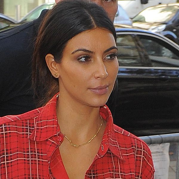 Kim Kardashian: Μήπως ξέχασε να κουμπώσει το πουκάμισο;