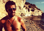 Ο Θάνος Πετρέλης εντυπωσιάζει στην παραλία με τους καλοσχηματισμένους κοιλιακούς του