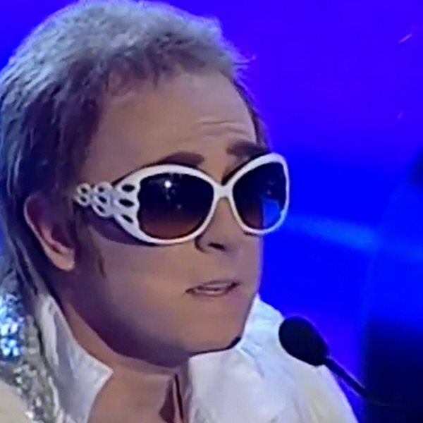 "Your Face Sounds Familiar": O Γιάννης Σαββιδάκης υποδύθηκε τον Elton John - VIDEO