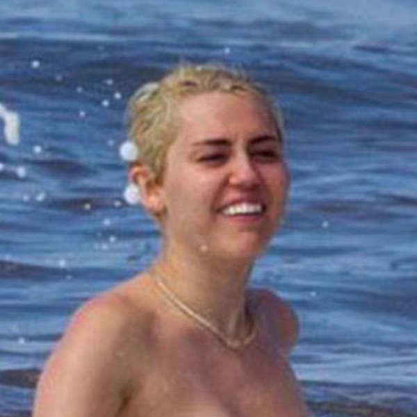 Miley Cyrus: Κάνει μπάνιο στη θάλασσα topless