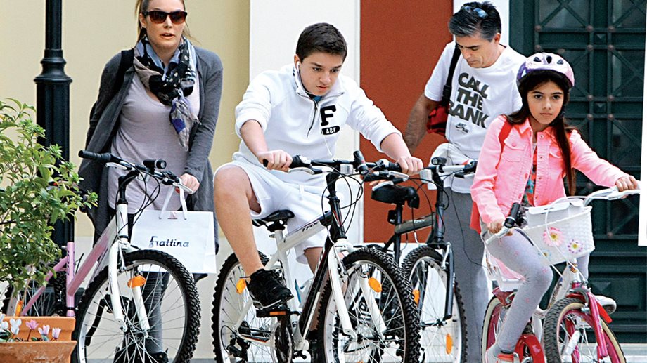 Νίκος Ευαγγελάτος & Τατιάνα Στεφανίδου: Με τα παιδιά τους και τα ποδήλατα στην Κηφισιά 