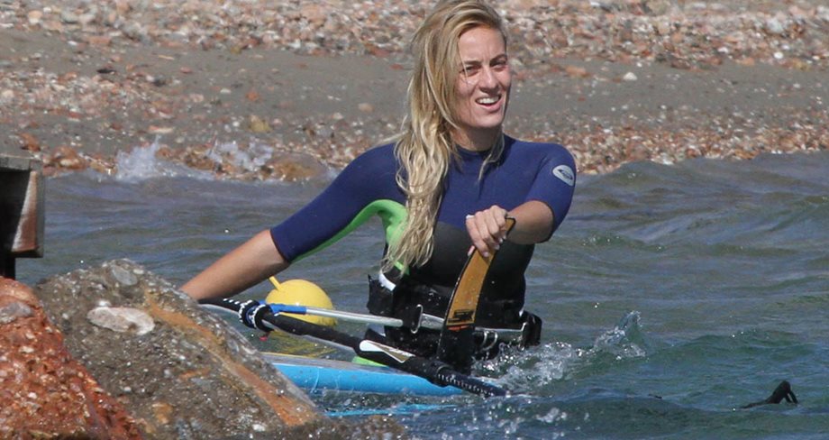 Ελεονώρα Μελέτη: Συνεχίζει το αγαπημένο της surf ακόμα και μέσα Νοέμβρη