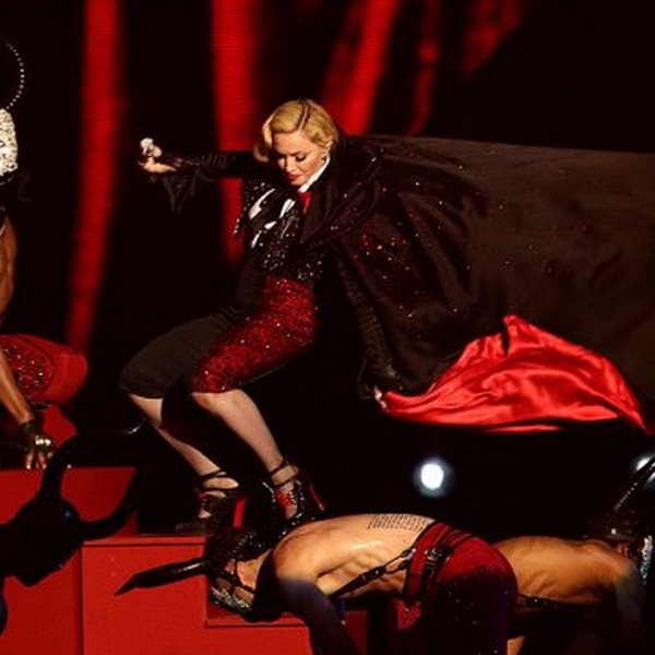 Madonna: Επέσε από τη σκηνή των Brit Awards ενώ τραγουδούσε - VIDEO
