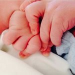 Ο πασίγνωστος Έλληνας ηθοποιός μόλις έγινε μπαμπάς και δημοσίευσε την πρώτη φωτογραφία του μωρού!