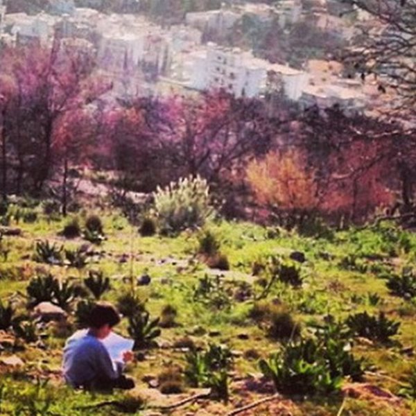 Η τραγουδίστρια φωτογράφισε τον γιο της μέσα στο... "καμμένο" δάσος με θέα την Αθήνα