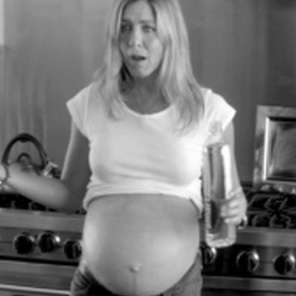 Η Jennifer Aniston είναι ...έγκυος και δείχνει τη φουσκωμένη της κοιλιά! Δείτε  (video)