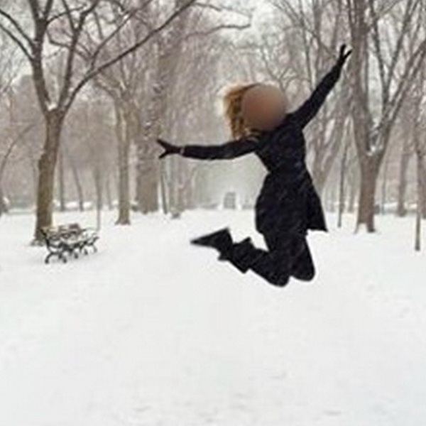 Χοροπηδάει από τη χαρά της στο κατάλευκο χιονισμένο πάρκο