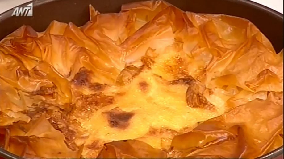 Παραδοσιακή γαλατόπιτα με καραμελωμένο φύλλο και κρέμα από την Αργυρώ Μπαρμπαρίγου (Video)