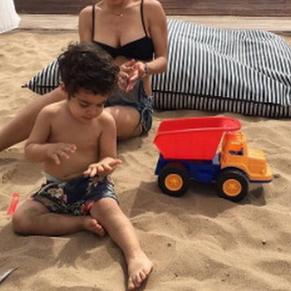 Η πασίγνωστη Ελληνίδα τραγουδίστρια βρέθηκε στην παραλία με το γιο της