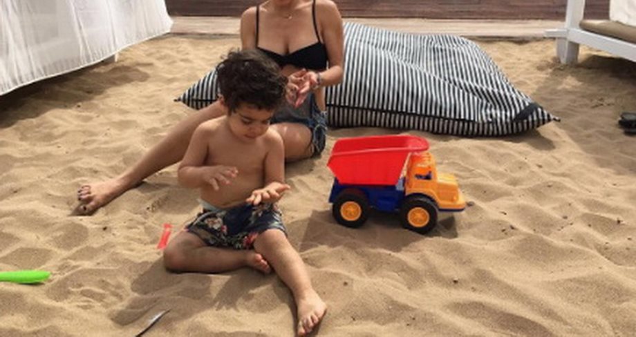 Η πασίγνωστη Ελληνίδα τραγουδίστρια βρέθηκε στην παραλία με το γιο της