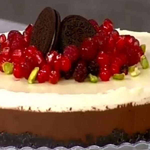 Διώροφη σοκολατένια τάρτα με μπισκότα και κρέμα από την Αργυρώ Μπαρμπαρίγου (Video)