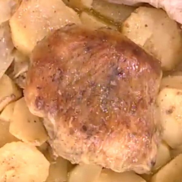 Αρνί μπούτι στην λαδόκολλα με πατάτες και κεφαλογραβιέρα από την Αργυρώ Μπαρμπαρίγου