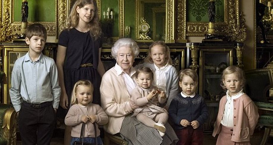 Βασίλισσα Ελισάβετ: Έγινε 90 ετών και φωτογραφήθηκε με τα δισέγγονά της!