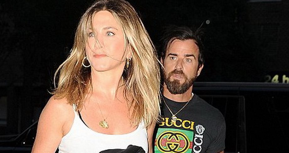 Jennifer Aniston: Κάλυψε την κοιλιά της σε βραδινή έξοδο με τον σύζυγο της