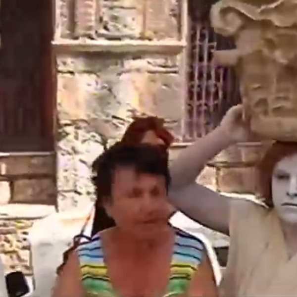 Απολαυστικό VIDEO:Η Σάσα Σταμάτη και ο  Κώστας Δόξας ντύθηκαν Καρυάτιδες και βγήκαν στο κέντρο της Αθήνας